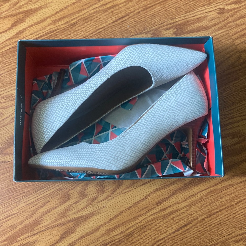 Brand new Aerosols “dealbreaker“ white snakeskin pump